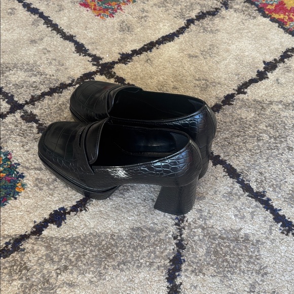 Black Crocodile Patterned Women's Loafers - Picture 3 of 5